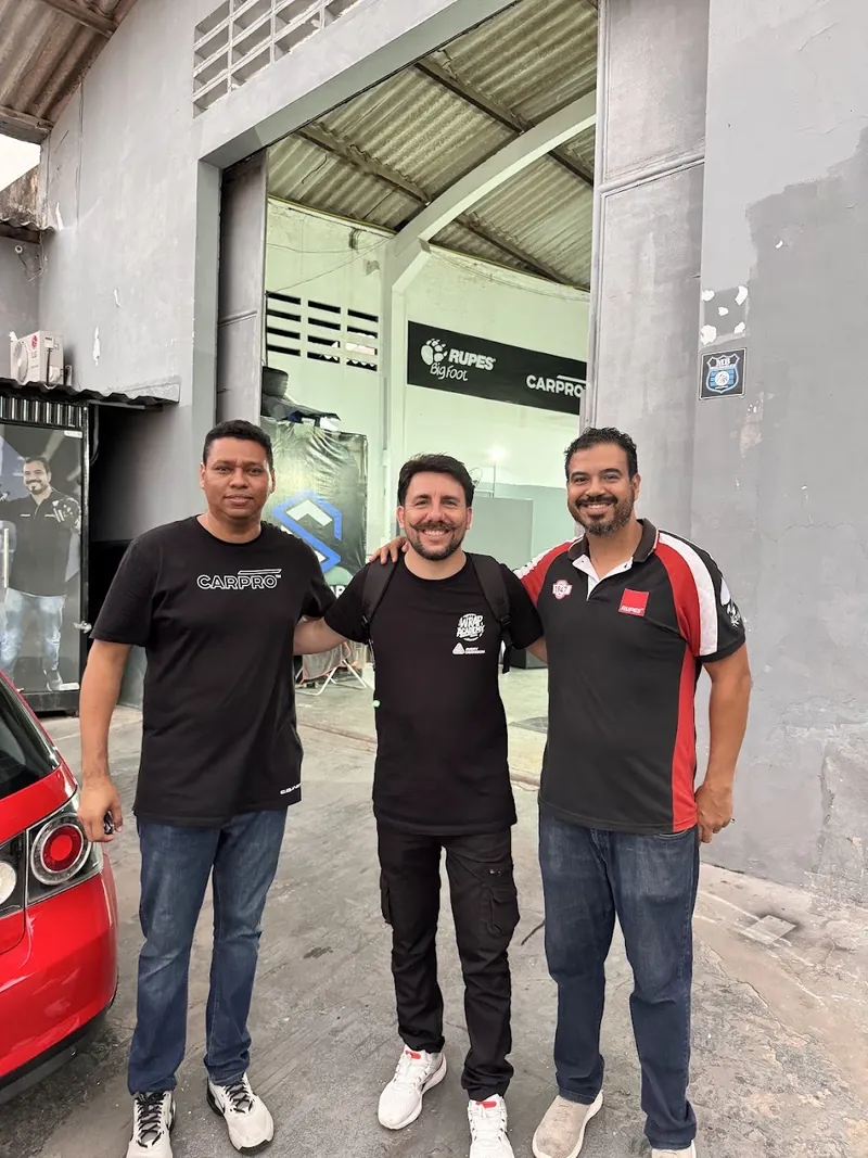 Equipe da Studio Car em frente ao galpão