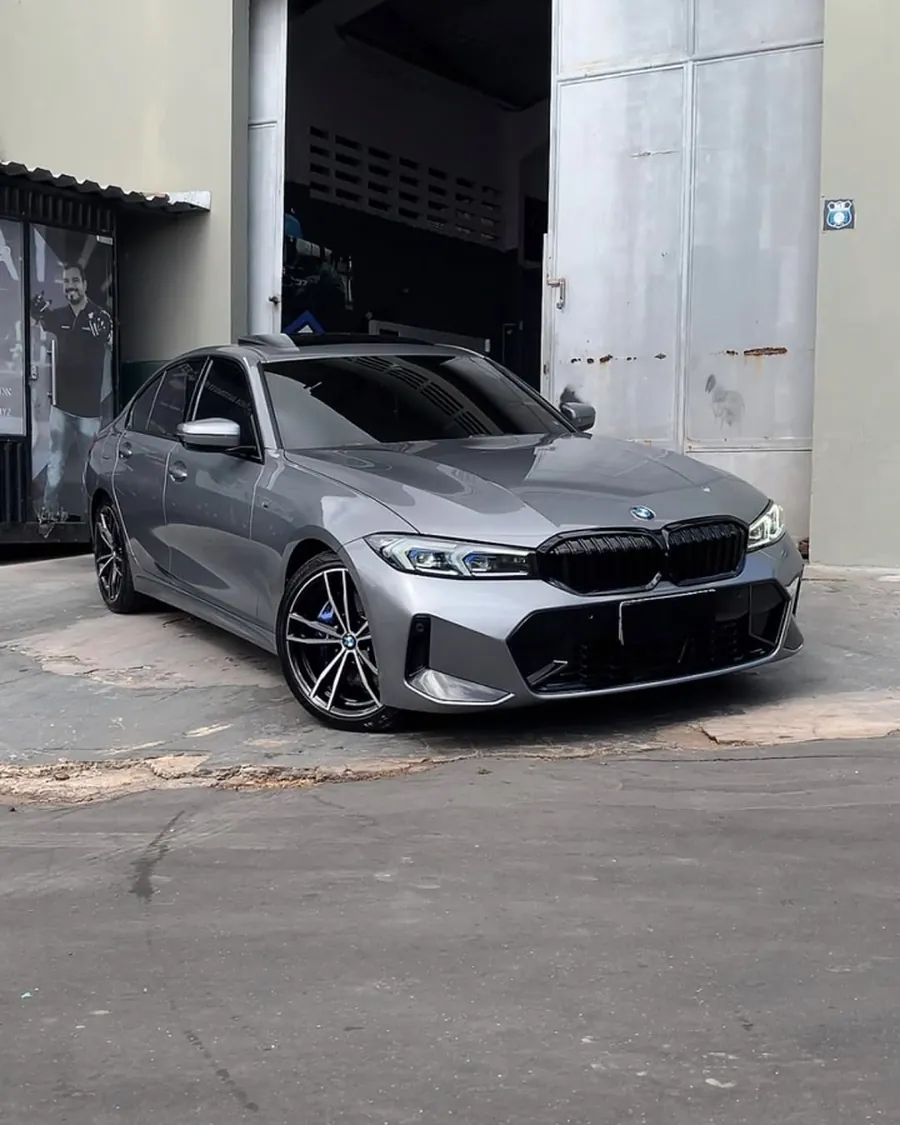 BMW 320i cinza em frente ao galpão da Studio Car