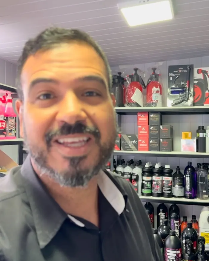 Prateleiras da loja da Studio Car com produtos de estética automotiva